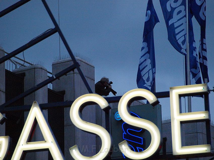 Herrenlose Einkaufstuete gesprengt Koeln Schildergasse P347.JPG